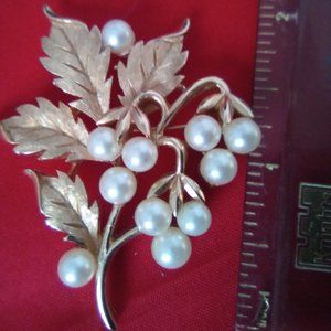 TRIFARI GOLD PEARL LEAF PATTERN BROOCH